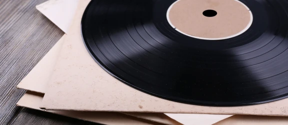 Płyta analogowa na drewnianym stole